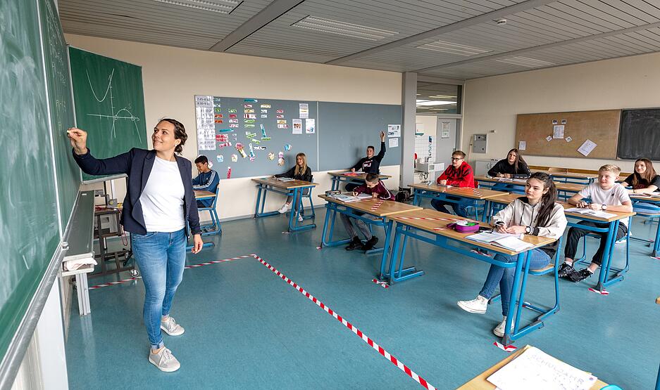 Mai 2020: Kultusministerium lässt Präsenzunterricht unter Einhaltung der Hygieneregeln zu. Kindern soll ein sicherer Raum in der Schule geboten werden. Mai 2020: Kultusministerium lässt Präsenzunterricht unter Einhaltung der Hygieneregeln zu. Kindern soll ein sicherer Raum in der Schule geboten werden.