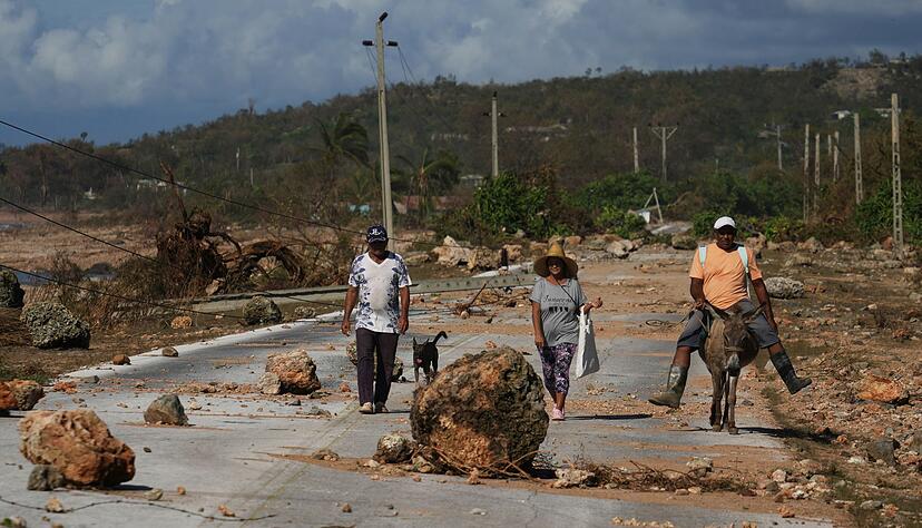 Auch in Kuba hat der Sturm viele Straßen unpassierbar gemacht. Auch in Kuba hat der Sturm viele Straßen unpassierbar gemacht.