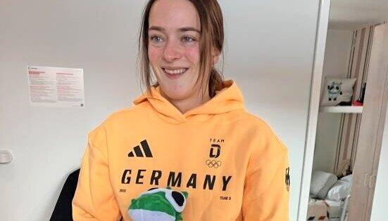 Skeletoni Hannah Neise und ihr Gl&uuml;cksbringer. Der Winterbergerin gef&auml;llt es im olympischen Dorf von Cortina.