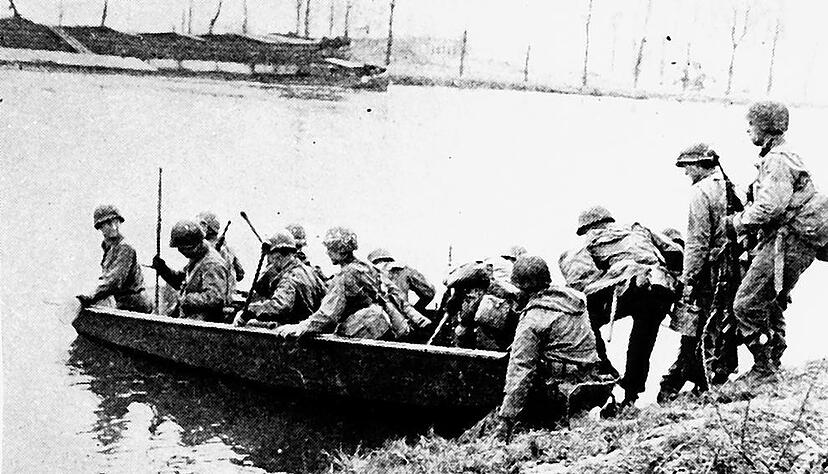 In Sturmbooten überquert eine US-Einheit bei Neckargartach den Fluss hinüber ins Heilbronner Industriegebiet. Um das Salzwerk tobt ab 4. April
eine erbitterte Schlacht. In Sturmbooten überquert eine US-Einheit bei Neckargartach den Fluss hinüber ins Heilbronner Industriegebiet. Um das Salzwerk tobt ab 4. April
eine erbitterte Schlacht.