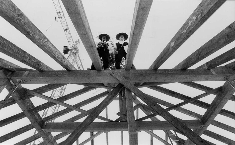 Juli 1993: Citynah wohnen und arbeiten. Richtfestfeier f&uuml;r die H&auml;user "Herbert von Bismarck" und "Wilhelm von Bismarck" am 65-Millionen-Mark Projekt an der Heilbronner Bismarckstra&szlig;e.