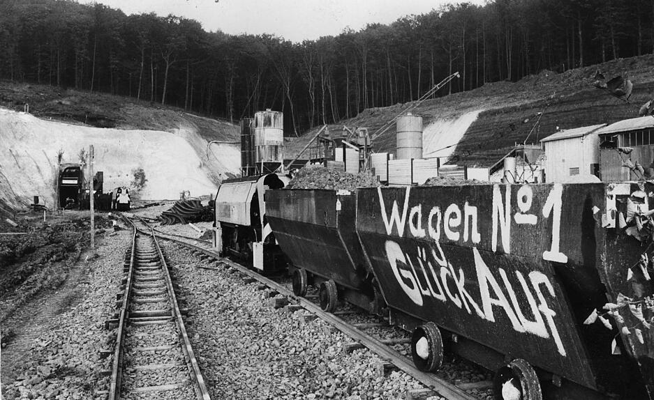 Oktober 1968: "Glück auf". Unter diesem Zeichen beginnt auf der Würzburger Trasse bei Hölzern der Bau des Autobahntunnels. Oktober 1968: "Glück auf". Unter diesem Zeichen beginnt auf der Würzburger Trasse bei Hölzern der Bau des Autobahntunnels.