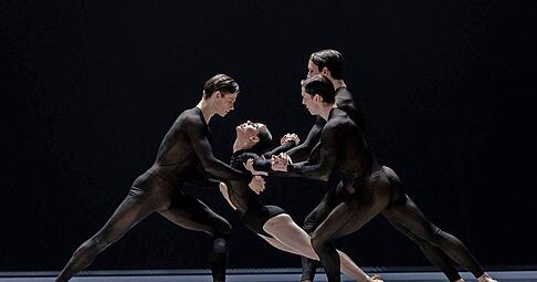 Die perfekte Pose: "Symphony No. 2 Under The Trees" Voices" von David Dawson im Opernhaus Stuttgart mit Henrik Erikson (von links), Elisa Badenes, Matteo Miccini und Satchel Tanner.