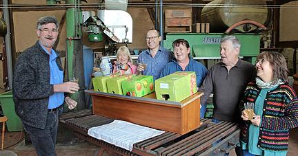Saft- und Mostverkostung: Mitglieder der Obst- und Gartenbauvereine Eppingen und Rohrbach in der Saftscheune in Eppingen.
