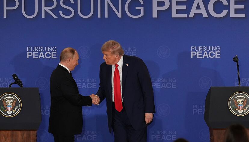 Pr&auml;sident Donald Trump bot dem russischen Pr&auml;sidenten Wladimir Putin in Alaska eine internationale B&uuml;hne. Herausgekommen ist bei dem Treffen nichts. Im Gegenteil: Russland hat seine Angriffe auf die Ukraine unmittelbar danach verst&auml;rkt.