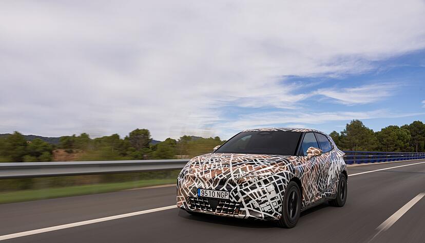 Der neue Cupra Raval erweitert die elektrische Kleinwagenfamilie mit sportlichem Design und niedrigem Schwerpunkt, und soll für rund 26.000 Euro erhältlich sein.