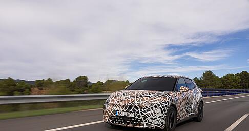 Der neue Cupra Raval erweitert die elektrische Kleinwagenfamilie mit sportlichem Design und niedrigem Schwerpunkt, und soll für rund 26.000 Euro erhältlich sein.