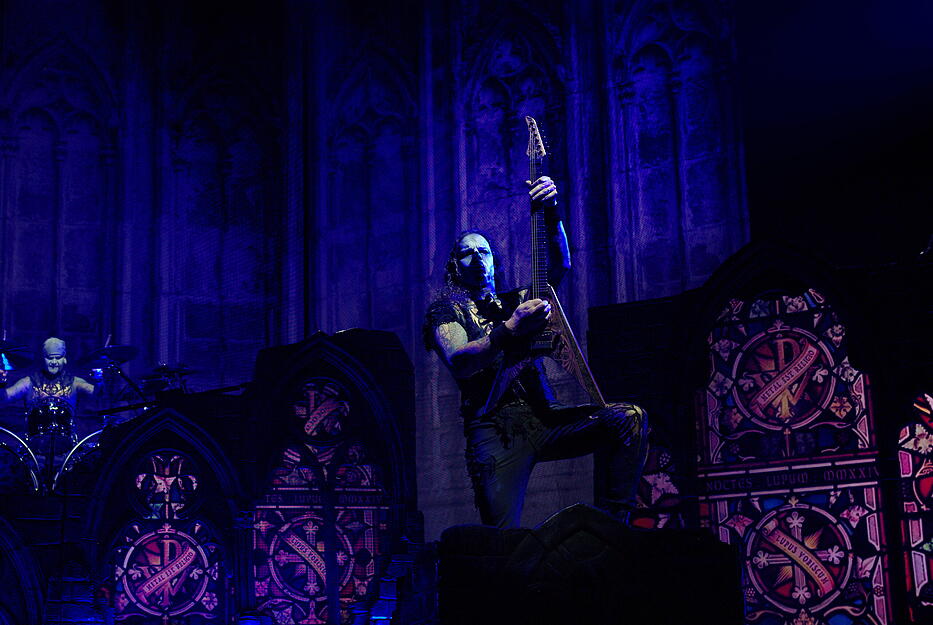 Der Erfolg des Quintetts wird rasch nachvollziehbar: eine opulente Bühnenshow, in der es ständig lodert, finstere Bischöfe um die Ecke blicken und Werwölfe die Zähne fletschen. Der Erfolg des Quintetts wird rasch nachvollziehbar: eine opulente Bühnenshow, in der es ständig lodert, finstere Bischöfe um die Ecke blicken und Werwölfe die Zähne fletschen.