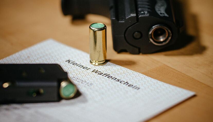 Viele Menschen besitzen legal Schusswaffen und Schreckschusspistolen. Doch in manchen Fällen müssen Behörden die Erlaubnis wieder entziehen. Viele Menschen besitzen legal Schusswaffen und Schreckschusspistolen. Doch in manchen Fällen müssen Behörden die Erlaubnis wieder entziehen.