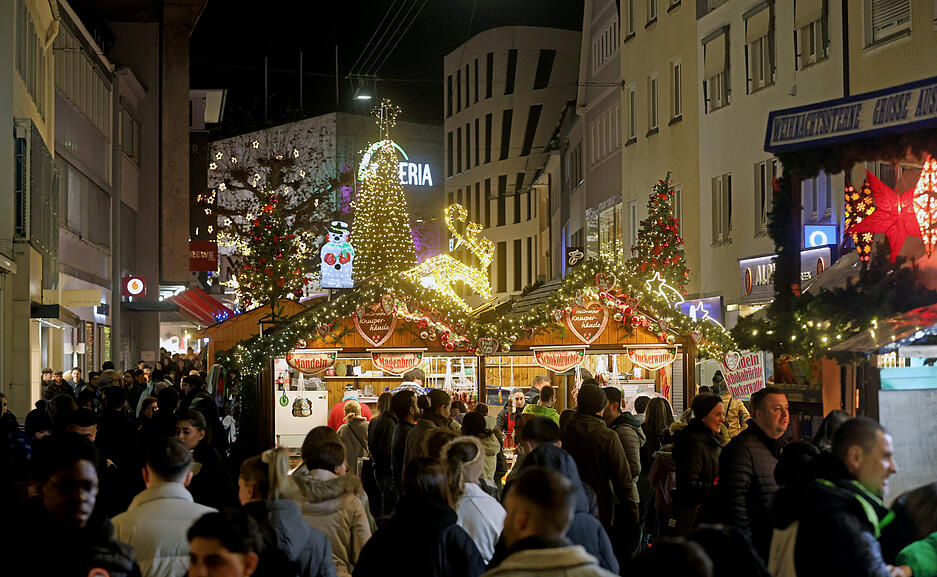 Etliche Besucher zieht es am Samstag des ersten Adventswochenendes auf den Heilbronner Weihnachtsmarkt.