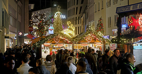 Etliche Besucher zieht es am Samstag des ersten Adventswochenendes auf den Heilbronner Weihnachtsmarkt.