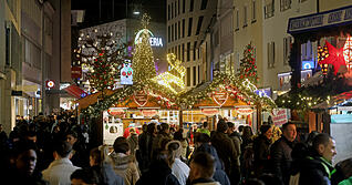 Etliche Besucher zieht es am Samstag des ersten Adventswochenendes auf den Heilbronner Weihnachtsmarkt.