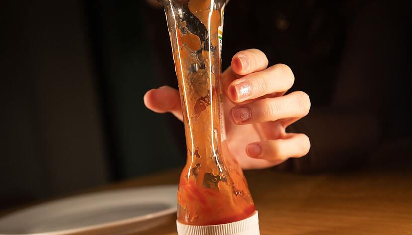 Nach ein paar Malen Drehen ist ein Großteil des Ketchups nach unten gerutscht. Nach ein paar Malen Drehen ist ein Großteil des Ketchups nach unten gerutscht.