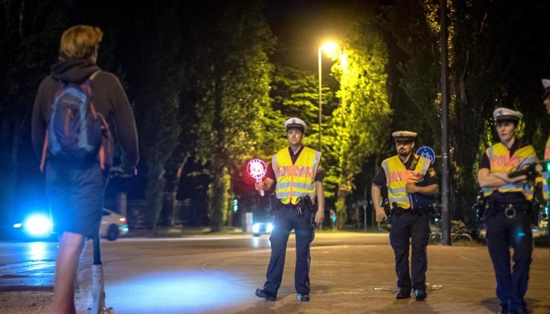 Schon nach kurzer Zeit stehen E-Tretroller-Fahrer im Blickfeld der Polizei.
