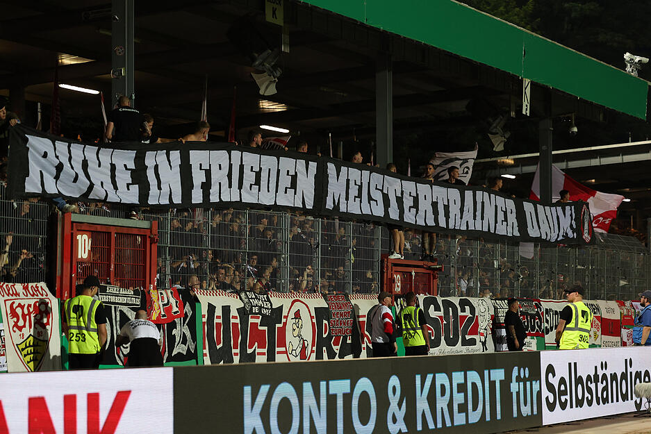 Die Fans ehrten den am Wochenende verstorbenen Trainer Christoph Daum mit einem Banner.