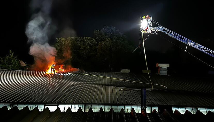 Nach dem Industriebrand in Massenbachhausen war die Feuerwehr lange mit den Nachlöscharbeiten beschäftigt. Nach dem Industriebrand in Massenbachhausen war die Feuerwehr lange mit den Nachlöscharbeiten beschäftigt.