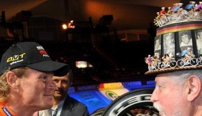 Bruno Risi wird bei seinem letzten Rennen verabschiedet von einem Fan verabschiedet.