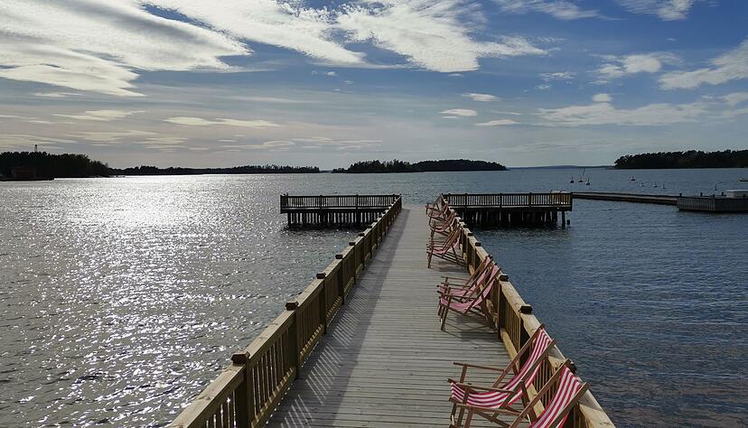 Ein langer Steg f&uuml;hrt von der Sauna des Carlsro Badhotells zur Ostsee.