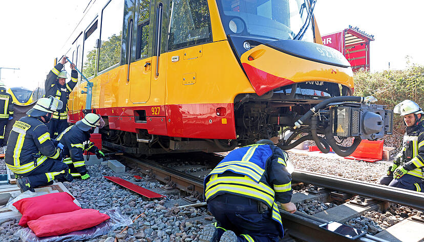 Zahlreiche Kräfte von Feuerwehren, Polizei und Rettungsdiensten sind am Samstag in Schwaigern bei einem simuliertem Zugunglück im Einsatz. Zahlreiche Kräfte von Feuerwehren, Polizei und Rettungsdiensten sind am Samstag in Schwaigern bei einem simuliertem Zugunglück im Einsatz.