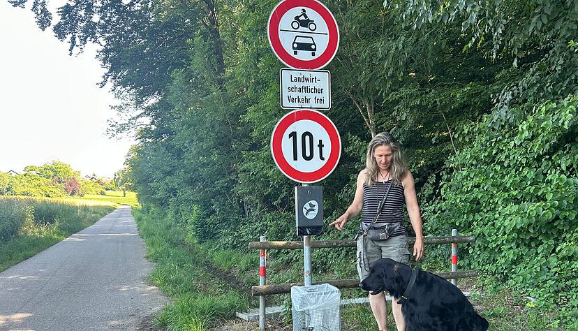 Am Eingang des Feldweges am Förstle wurde ein Hundekotbeutelspender ohne Mülleimer angebracht. Nachdem die gefüllten Hundekotbeutel unter den Spender gelegt wurden, hat ein Biberacher Bürger einen Mülleimer aufgestellt. Am Eingang des Feldweges am Förstle wurde ein Hundekotbeutelspender ohne Mülleimer angebracht. Nachdem die gefüllten Hundekotbeutel unter den Spender gelegt wurden, hat ein Biberacher Bürger einen Mülleimer aufgestellt.
