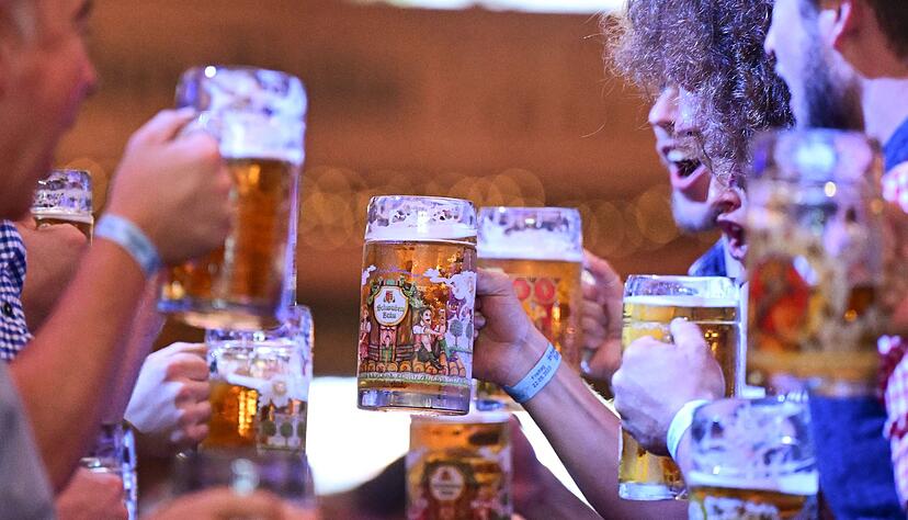 Auf dem Cannstatter Volksfest geht es von Freitag an wieder rund. (Archivbild)