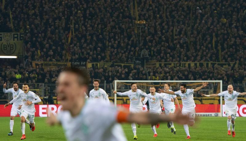 Nach dem entscheidenden Treffer im Elfmeterschießen laufen die Spieler von Werder Bremen auf den Torschützen Max Kruse (vorn) zu. Nach dem entscheidenden Treffer im Elfmeterschießen laufen die Spieler von Werder Bremen auf den Torschützen Max Kruse (vorn) zu.
