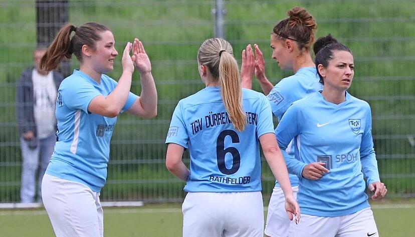 Spielertrainerin Victoria Mahmoud (rechts) und der TGV Dürrenzimmern sind im Pokalfinale gegen den SV Heilbronn am Leinbach in der Favoritenrolle. Spielertrainerin Victoria Mahmoud (rechts) und der TGV Dürrenzimmern sind im Pokalfinale gegen den SV Heilbronn am Leinbach in der Favoritenrolle.