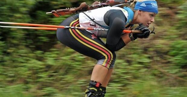Biathletin Magdalena Neuner gibt auf den Rollski mächtig Gas.