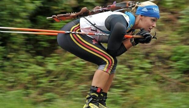 Biathletin Magdalena Neuner gibt auf den Rollski m&auml;chtig Gas.