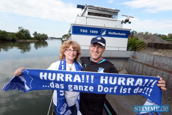 Beide sind Fans des Bundesligisten TSG 1899 Hoffenheim. Aus diesem Grund ist das Schiff in den Vereinsfarben bemalt. Beide sind Fans des Bundesligisten TSG 1899 Hoffenheim. Aus diesem Grund ist das Schiff in den Vereinsfarben bemalt.