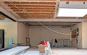 Im Foyer bekommt das Stuhllager eine Fl&uuml;gelt&uuml;r als Abtrennung.