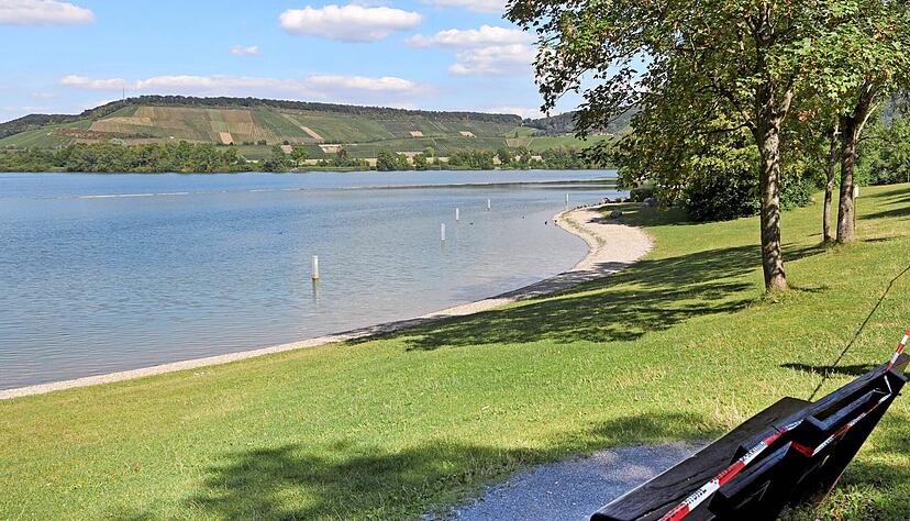 Ruhig liegt der Breitenauer See: Nur Jogger, Radfahrer und Spaziergänger dürfen sich hier aufhalten, nachdem das Naherholungsgebiet fürs (Sonnen-)Baden seit Juli gesperrt ist.
Foto: Ralf Seidel Ruhig liegt der Breitenauer See: Nur Jogger, Radfahrer und Spaziergänger dürfen sich hier aufhalten, nachdem das Naherholungsgebiet fürs (Sonnen-)Baden seit Juli gesperrt ist.
Foto: Ralf Seidel