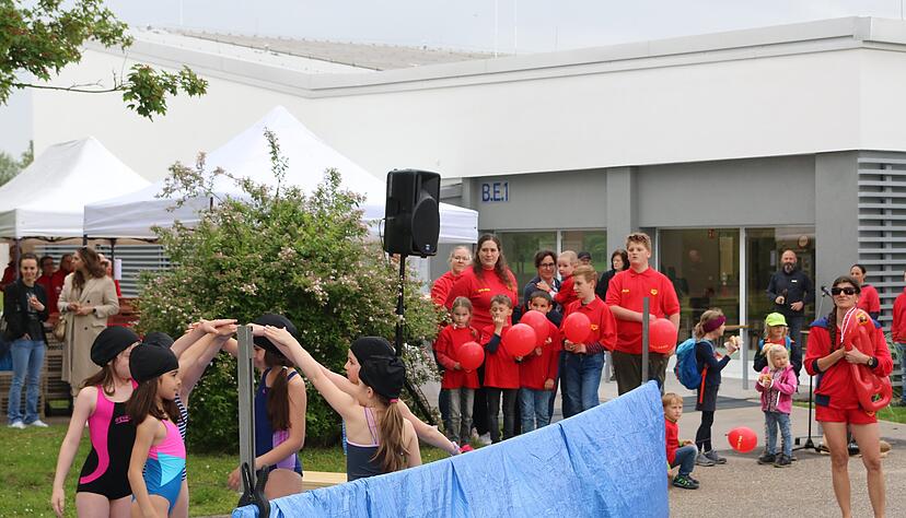 "Air Swimming" zeigte die 3c der Kochertalschule zur offiziellen Eröffnung des Oedheimer Hallenbads.
Foto: Ute Plückthun