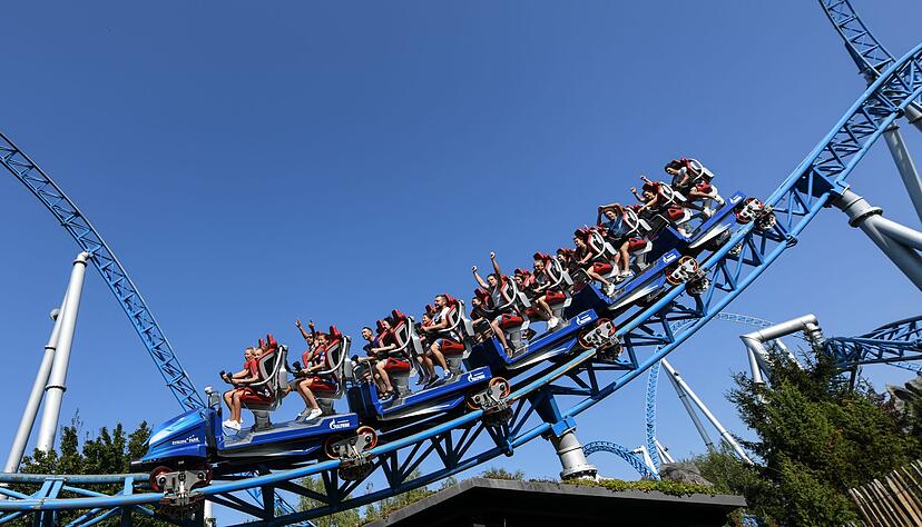 Besucher fahren mit der Achterbahn &laquo;Blue Fire&raquo; im Europa-Park. (Archivbild)