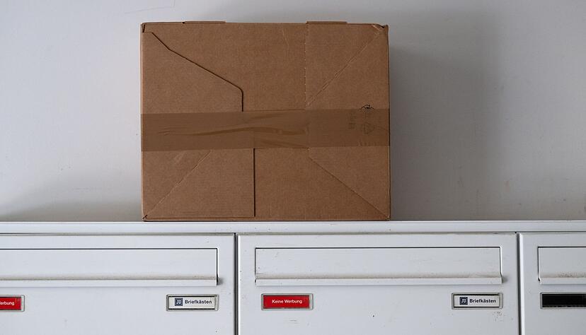 Auch DHL hat seinen Paketdienst in die USA deutlich eingeschränkt. (Archivbild) Auch DHL hat seinen Paketdienst in die USA deutlich eingeschränkt. (Archivbild)