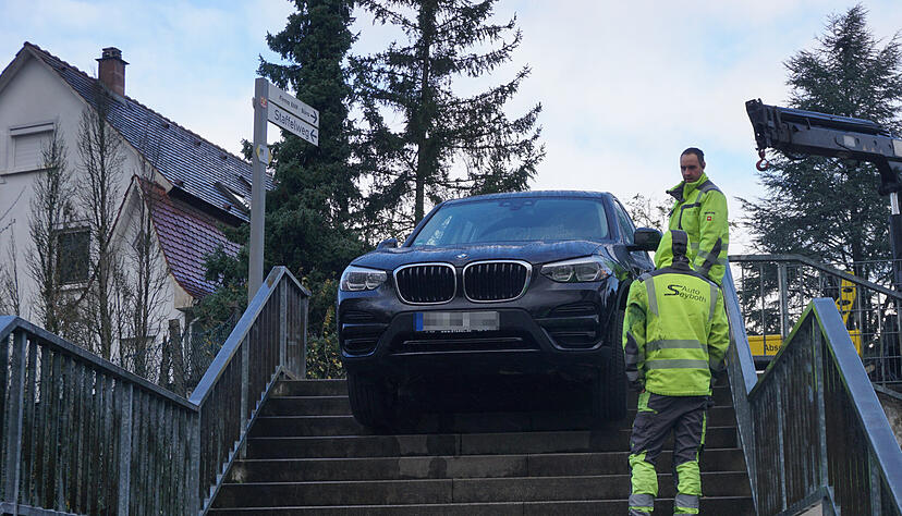 Das Auto bleibt mit dem Unterboden auf den Stufen hängen. Das Auto bleibt mit dem Unterboden auf den Stufen hängen.