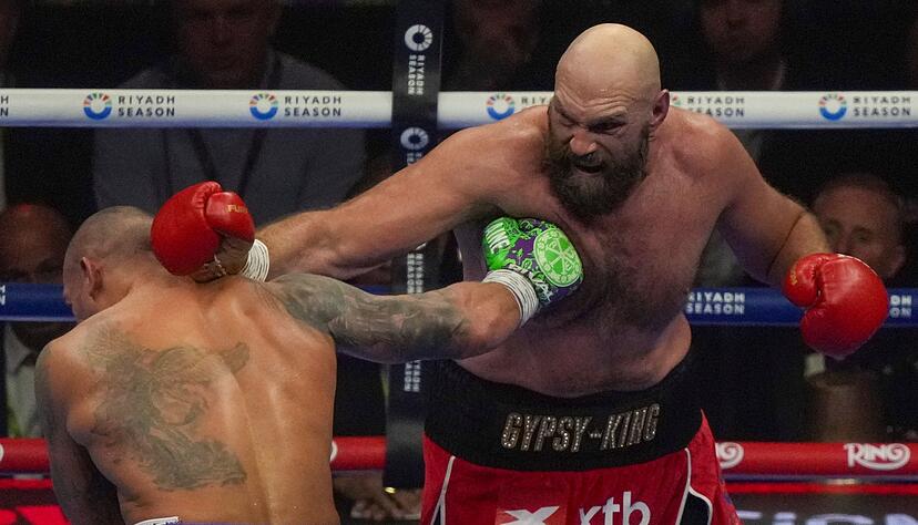 Der britische Boxer Tyson Fury (r) und der ukrainische Boxer Oleksandr Usyk im Duell. (Archivbild)