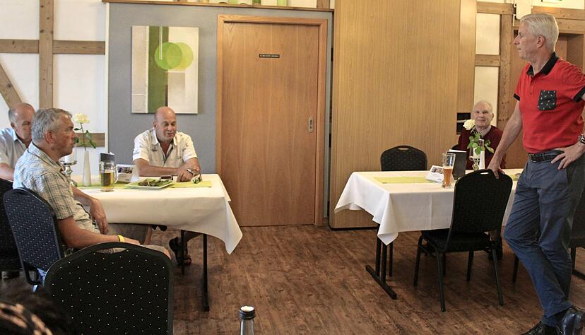 Einige Leser trotzten der Hitze und diskutierten mit Stimme-Chefredakteur Uwe Ralf Heer über die Energiewende und die Bedeutung des Lokaljournalismus.
Foto: Stefanie Jani Einige Leser trotzten der Hitze und diskutierten mit Stimme-Chefredakteur Uwe Ralf Heer über die Energiewende und die Bedeutung des Lokaljournalismus.
Foto: Stefanie Jani