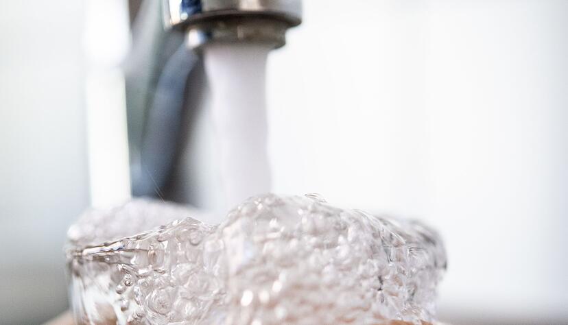 Ob hart oder weich: Wie das Trinkwasser beschaffen ist, hängt von der Region ab, in der man lebt. Ob hart oder weich: Wie das Trinkwasser beschaffen ist, hängt von der Region ab, in der man lebt.