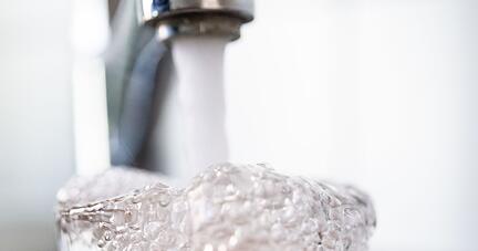 Ob hart oder weich: Wie das Trinkwasser beschaffen ist, hängt von der Region ab, in der man lebt.