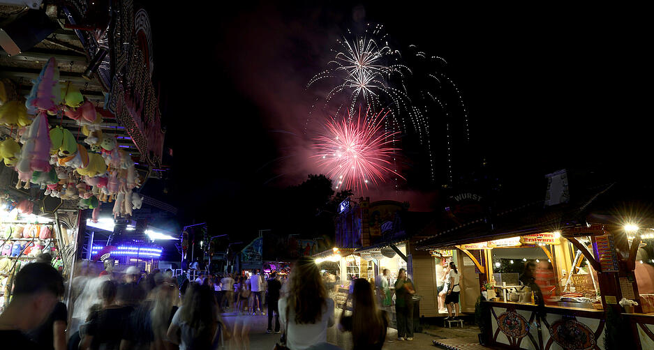 Das bunte Feuerwerk erstrahlt am Freitagabend &uuml;ber dem Talmarkt.