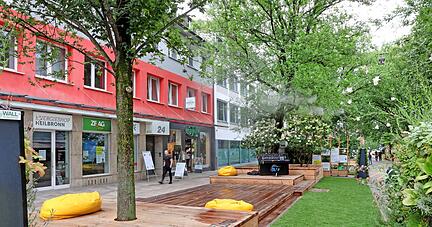 Mit der Sommerzone unter anderem in der Lohtorstraße hat die Stadt Heilbronn einen Versuch zur Begrünung der Innenstadt unternommen,
Foto: Archiv/Seidel Mit der Sommerzone unter anderem in der Lohtorstraße hat die Stadt Heilbronn einen Versuch zur Begrünung der Innenstadt unternommen,
Foto: Archiv/Seidel