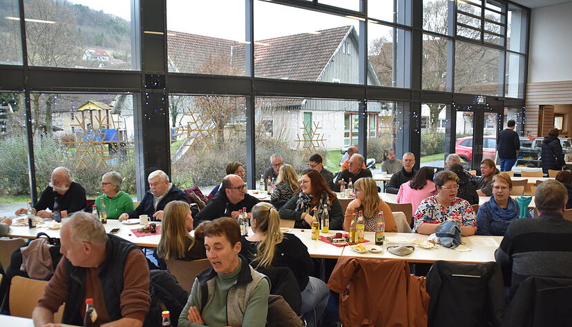 Ganz Buchenbach singt mit, wenn in der Halle Weihnachtslieder vom Klavier erklingen.
