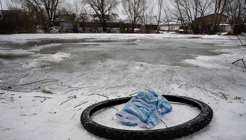 Die Kamera lief noch, als die Einsatzkr&auml;fte zur Suche des Eisbaders eintrafen.