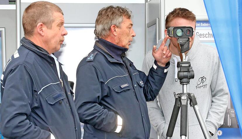 Die Beamten ließen so manchen Besucher einen Blick hinter die Kulissen ihrer Arbeit werfen, zum Beispiel, wenn es ans Kontrollieren geht.