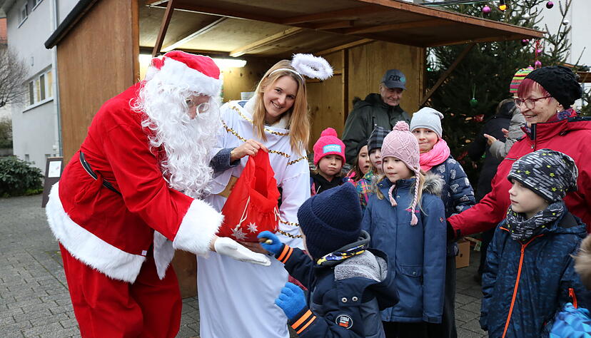 Am dritten Advent wird der Bereich hinter dem Bretzfelder Rathaus zum Weihnachtsmarkt.