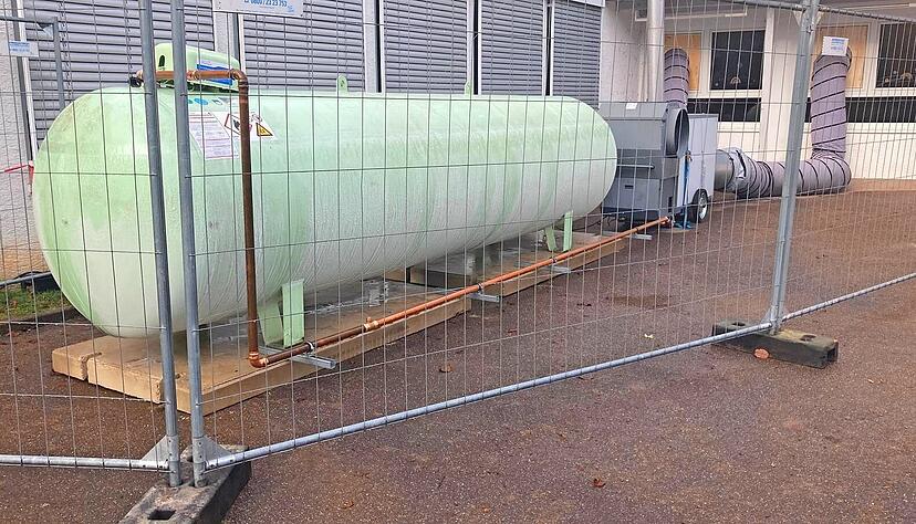 Mitarbeiter des Hochbauamts organisierten auf die Schnelle eine provisorische Fl&uuml;ssiggas-Heizung.
Foto: Adrian Hoffmann