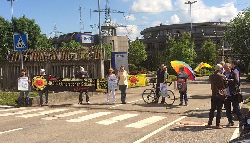 Vor dem GKN gab es am Montagvormittag eine Protestaktion von Atomkraftgegnern. Foto. Reto Bosch