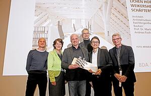 Herwig Spiegl (Jury), Gisela Splett (Ministerium), Rolf Klärle (Architekt), Alexander Fischer-Klärle, Martina Klärle (Bauherren), Alexander Vohl (BDA) (v.l.).
Foto Ralf Seidel