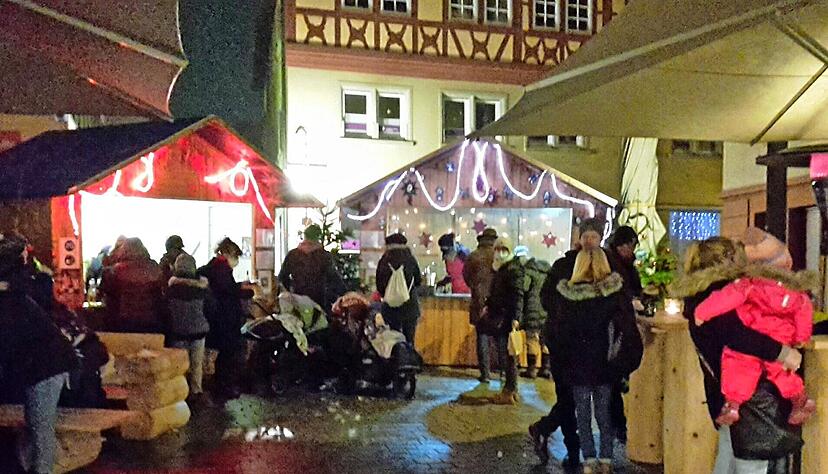 Gekauft wird beim "Christmas Shopping" am Freitagabend in der K&uuml;nzelsauer Fu&szlig;g&auml;ngerzone recht ordentlich &minus; aber vor allem Essen an den Buden.
Foto: Christian Nick